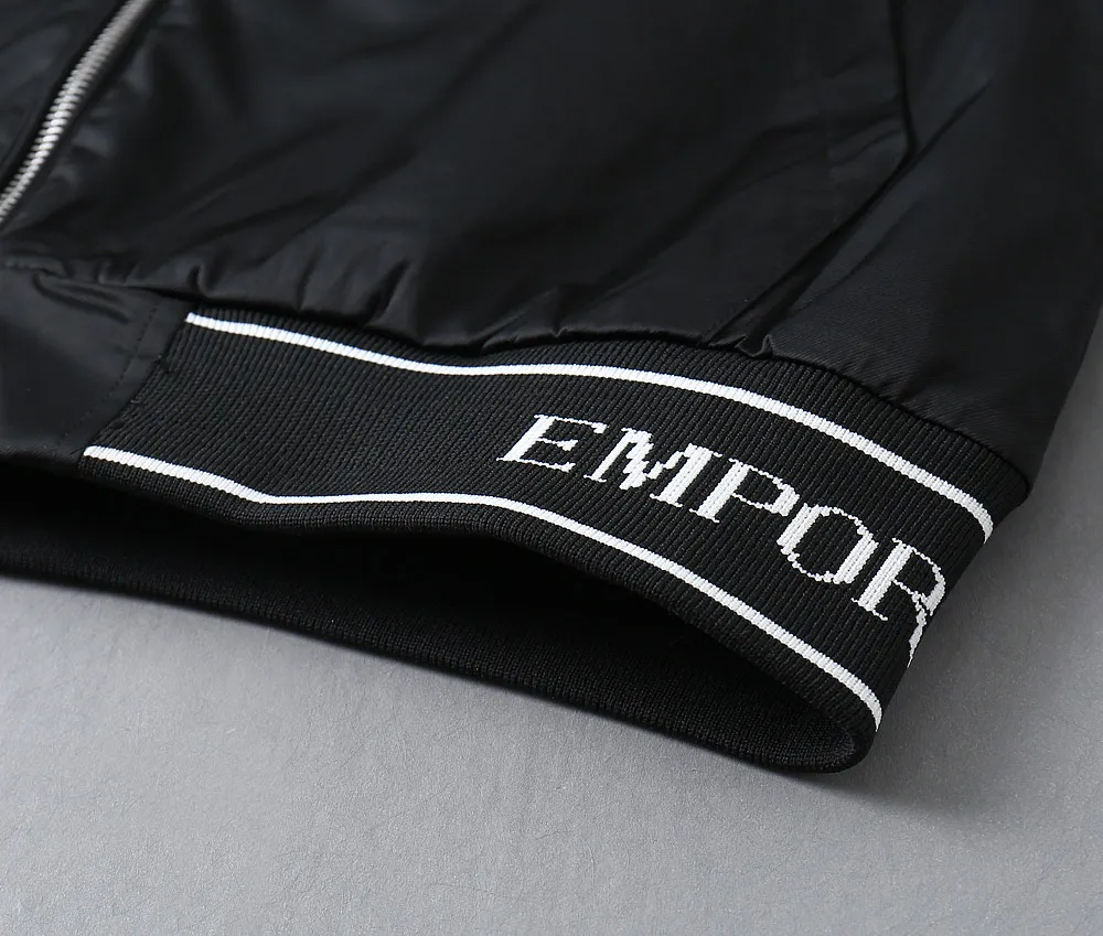 Armani official website Same Style, complete with three labels, on sale in advance. 2026 Autumn and Winter New Arrival men's jacket, Original with complete three labels, Premium version. Custom-made fabrics at the counter. Breathable, high comfort, impeccable details, brand element design concept, reflecting high quality. It feels delicate and soft, presents a casual cut, and has a great upper body shape. Sizes: M～3XL,